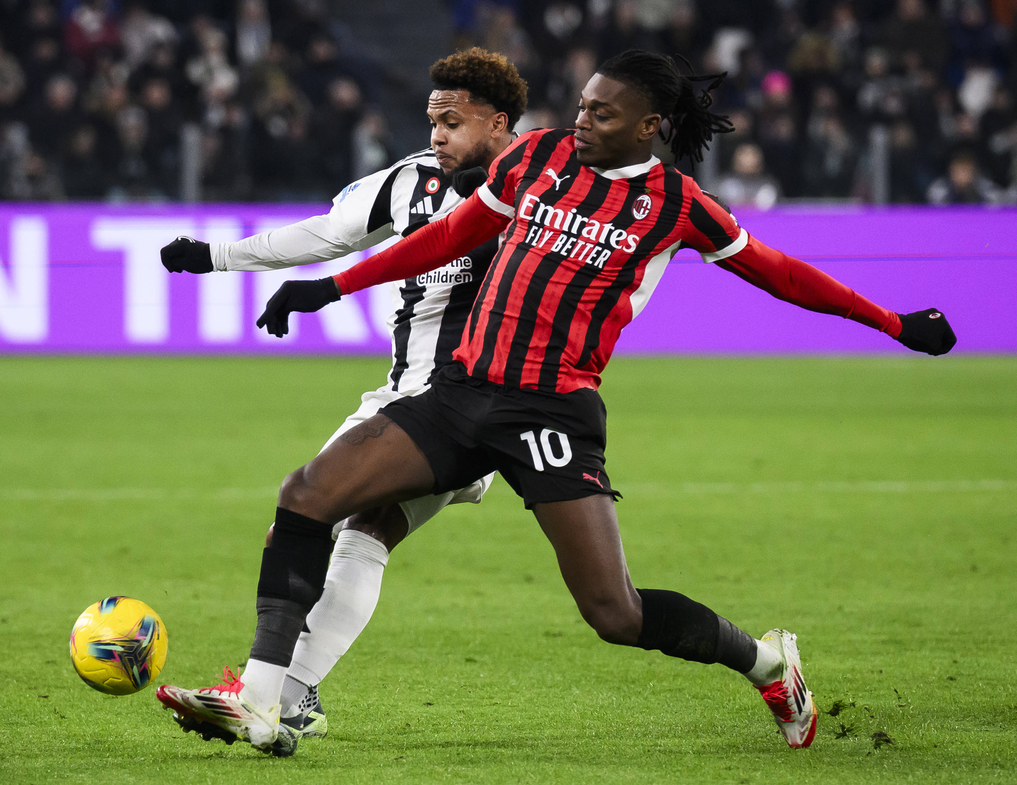 包含尤文图斯险胜国际米兰，继续保持领先优势的词条