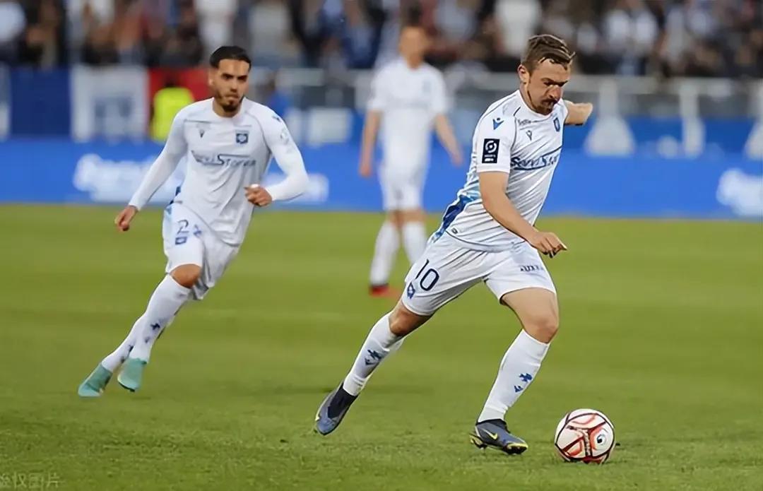 西甲球队意图挖角里昂后卫，欲签下潜力新星