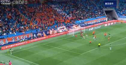 关于AC米兰场边指挥情绪激动，申花队员怒摔水瓶的信息