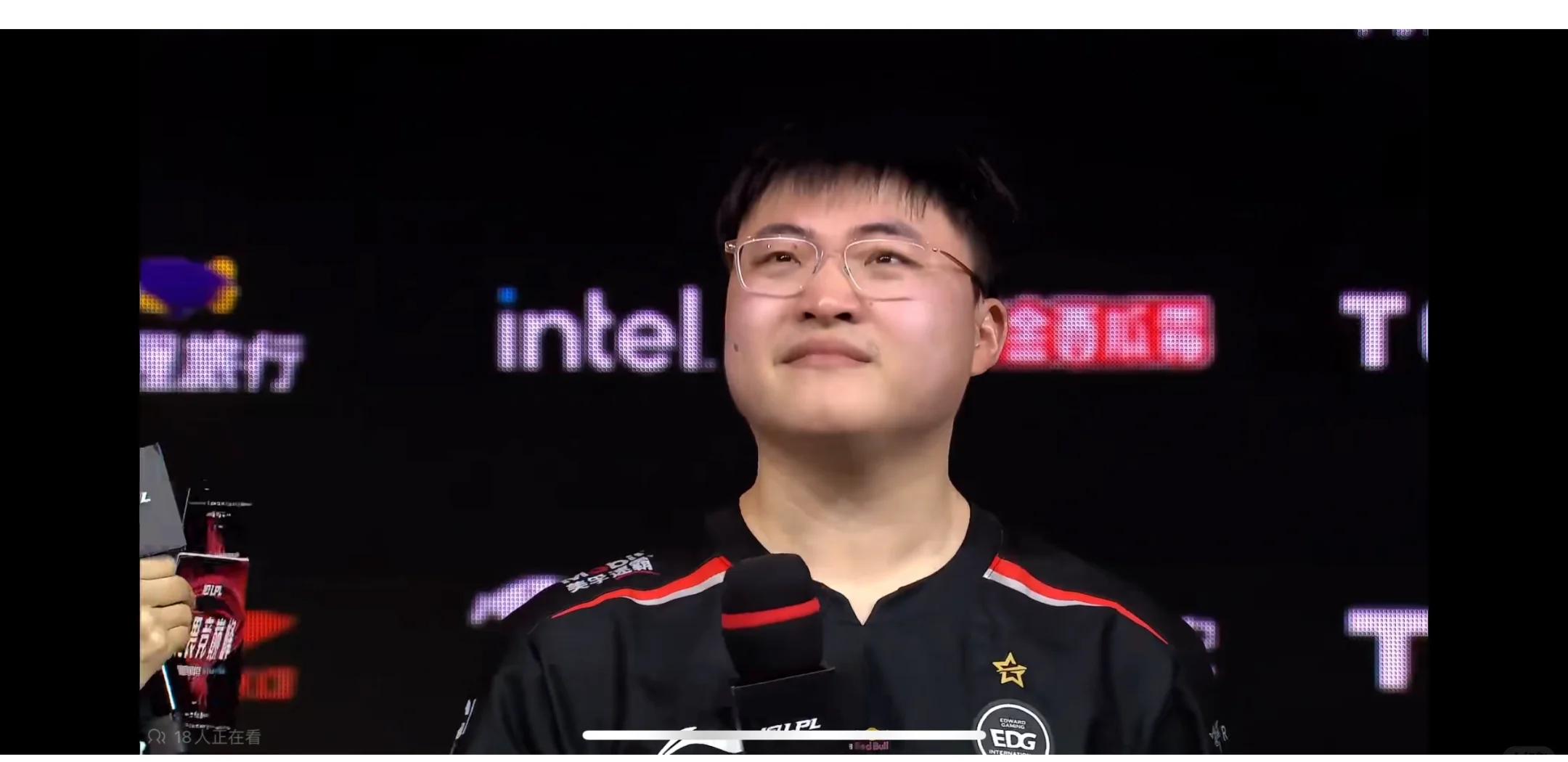 Uzi在TES比赛中败北，势不可挡引发热议！(uzivsdeft)