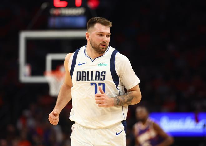  东契奇爆冷击败独行侠，比分优势明显引爆全场！