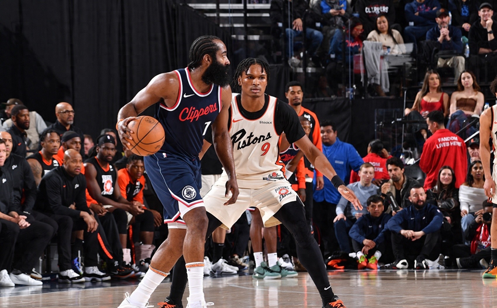  哈登在快船比赛中突破纪录，逆转引发热议！